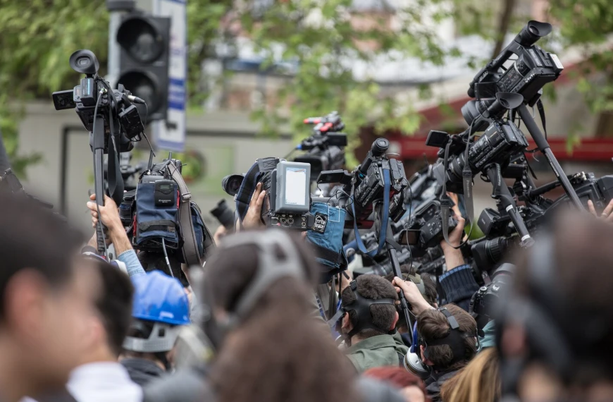 Jurnalis perempuan meliput